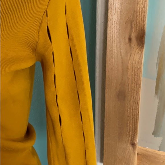 🎉 3 for $15 Cyrus top - Picture 2 of 5